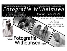 Fotostudio-Anzeige mit Hochzeits-, Familien- und Babyfotos, Kontakt und Öffnungszeiten.