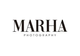 Texto en blanco y negro: "MARHA PHOTOGRAPHY".