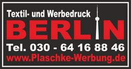 Schwarzes Schild mit Text: "Textil- und Werbedruck BERLIN" und Kontaktdaten in Rot und Weiß.