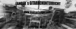 Schwarz-weiß Bild eines Musikraums mit Gitarren, Verstärkern und der Aufschrift "Langer’s Gitarrenunterricht".
