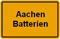 Orange-gelbes Schild mit schwarzem Rand, darauf steht in Schwarz: "Aachen Batterien".