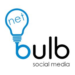 Logo con bombilla azul y texto "net bulb social media" en negro.