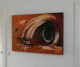 Ölgemälde mit abstrakter Welle auf orangebraunem Hintergrund an einer weißen Wand.