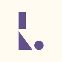 Ein lila Rechteck, Dreieck und Kreis auf beigem Hintergrund, geometriche Abstracte.