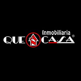 Logo de Inmobiliaria Que Casa con texto en blanco y rojo sobre fondo negro.