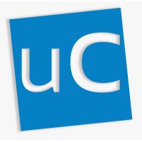 Blaues Quadrat mit weißem „uC“ in der Mitte.