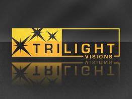 Logo mit der Aufschrift "Trilight Visions" in gelb-schwarz, reflektiert auf glänzendem Boden.