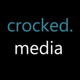 Text: "crooked media" in blauer und weißer Schrift auf schwarzem Hintergrund.