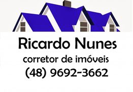 Desenho de casas azuis com o texto: "Ricardo Nunes, corretor de imóveis, (48) 9692-3662".