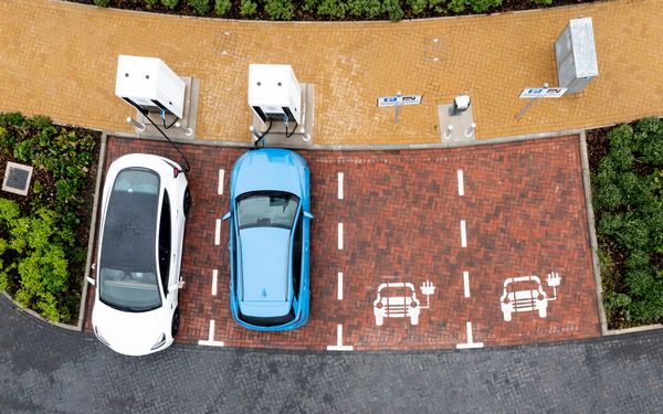 Elektroparkplätze mit Wallboxen an einem Mehrfamilienhaus.