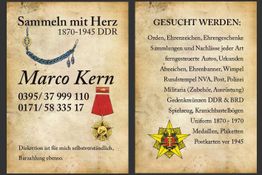 Zwei Infotafeln über das Sammeln von DDR- und BRD-Militär- und Ordenserinnerungsstücken.