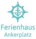 Ein türkisfarbener Anker in einem Kompass, darunter der Text "Ferienhaus Ankerplatz".