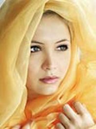 Frau mit gelbem Schleier schaut nach links, Gesichtsausdruck nachdenklich.