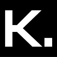 Großer weißer Buchstabe "K." auf schwarzem Hintergrund.