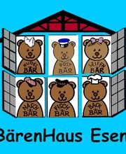 Illustration von Bären in einem Haus mit Namen wie "NudelBär" und "FischBär". Text: "BärenHaus Esens".
