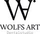 Logo von Wolfs Art Dentalstudio mit großem "W" darüber.