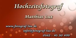 Rote Visitenkarte für Hochzeitsfotograf Matthias Lux mit Kontaktinformationen.