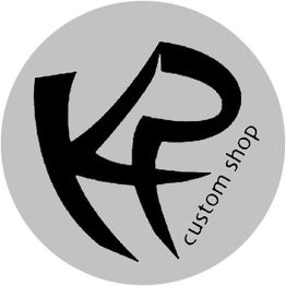 Graues Logo mit den schwarzen Buchstaben "KP" und dem Text "custom shop" am Rand.