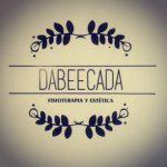 Logotipo de "Dabeecada" con texto: Fisioterapia y Estética, decorado con ramas de hojas.
