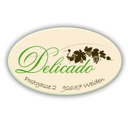 Ovales Logo mit Schriftzug "Delicado" und Adresse "Postgasse 2, 92637 Weiden", verziert mit Weinrebe.