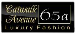 Schwarzes Schild mit goldener Schrift: "Catwalk Avenue 65a Luxury Fashion".