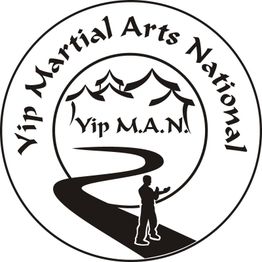 Rundes Logo mit "Yip Martial Arts National", einem Pfad und einer Silhouette einer Person.