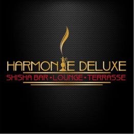 Logo von Harmonie Deluxe Shisha Bar mit goldener Schrift auf schwarzem Hintergrund.