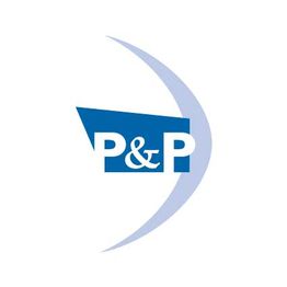 Blaues Logo mit den Buchstaben "P&P" und einem geschwungenen grauen Streifen im Hintergrund.
