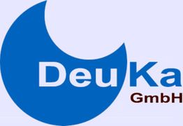 Blaues Logo mit einem Halbmond und der Aufschrift "DeuKa GmbH" in Blau und Rot.