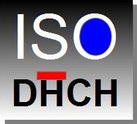 Schwarzer Hintergrund mit weißem "ISO" und blauem O, darunter "DHCH" mit rotem Strich über "H".