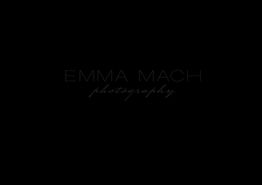 Schwarzer Hintergrund mit weißem Text "EMMA MACH photography".