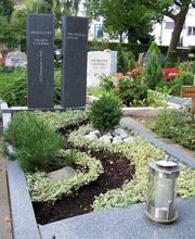 Stelen mit Edelstahkugel