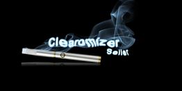 E-Zigarette mit Rauch und Schriftzug "Clearomizer Seller" auf schwarzem Hintergrund.