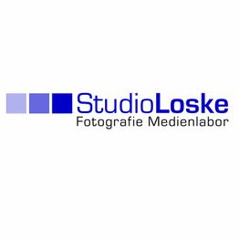 Logo von StudioLoske, Fotografie Medienlabor, mit drei blauen Quadraten links vom Text.