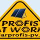 Gelbes Dreiecksschild mit Solarmodul, Text: "Profis at Work, solarprofis-pv.de".