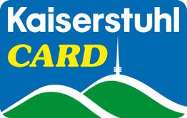 Blaues Logo mit Text "Kaiserstuhl CARD" und grüne Hügel mit einem weißen Turm.