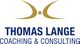 Logo mit Text: "Thomas Lange Coaching & Consulting" in Blau und Gold.