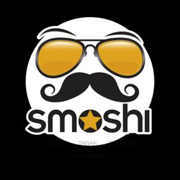 Illustration eines stilisierten Gesichts mit Sonnenbrille, Schnurrbart und dem Wort "smoshi".
