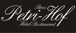 Schwarzes Schild mit weißer Schrift: "Bous Petri-Hof Hotel-Restaurant".