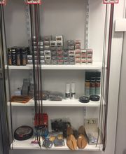 Regal mit Schuhpflegeprodukten, Schnürsenkeln und Zubehör in einem Geschäft.