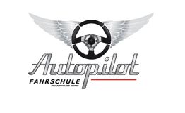 Autopilot Fahrschule-Logo mit Lenkrad und Flügeln.