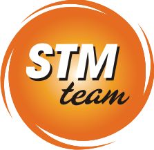 Orange Kreis mit den Buchstaben "STM" in Weiß und "team" darunter in Schwarz.