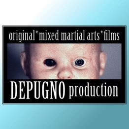 Puppe mit dunklen Augen, umgeben von Text: "original mixed martial arts films. DEPUGNO production".