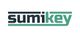 Logotipo de Sumikey con texto negro y verde, líneas paralelas horizontales encima y debajo.