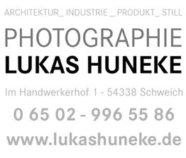 Grafik mit Text: "Photographie Lukas Huneke", Adresse, Telefonnummer und Webseite.