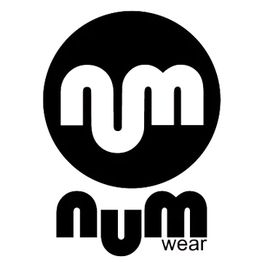 Logo en blanco y negro con las letras "num" y "wear" en un círculo.