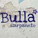 Scritta "Bulla Carpaneto" su sfondo bianco scrostato con una stella blu accanto alla "a".