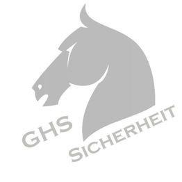 Silhouetten-Pferdekopf mit Schriftzug "GHS Sicherheit" in grauer Farbe.