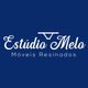 Logo azul do "Estúdio Melo: Móveis Resinados" com texto em fonte cursiva.
