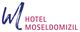 Logo des Hotels Moseldomizil mit stilisiertem "M" in Blau und Schriftzug in Magenta.